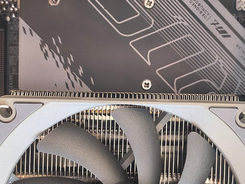 Gaps on side of this heatsink are nonexistent.